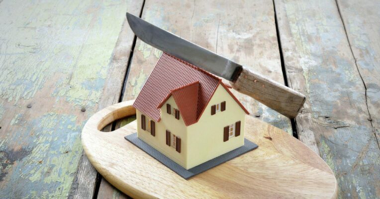 Vijaypat Singhania and son Gautam Singhania, to meet to settle property row: HC told