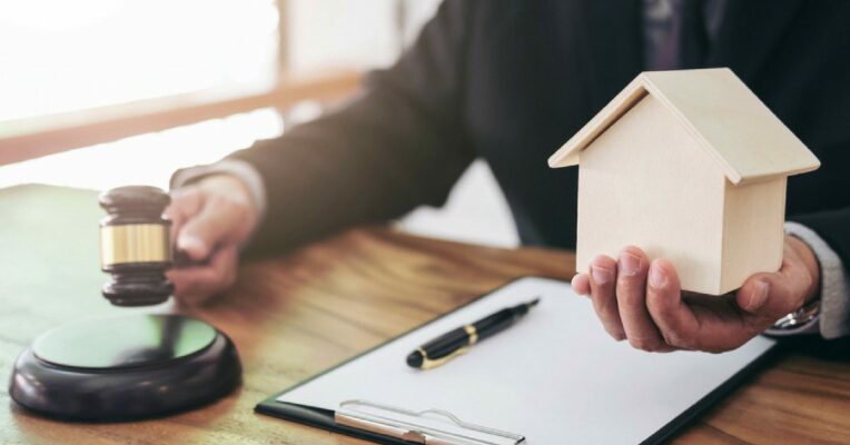 NDMC against demolishing unauthorised colony houses, till 2020
