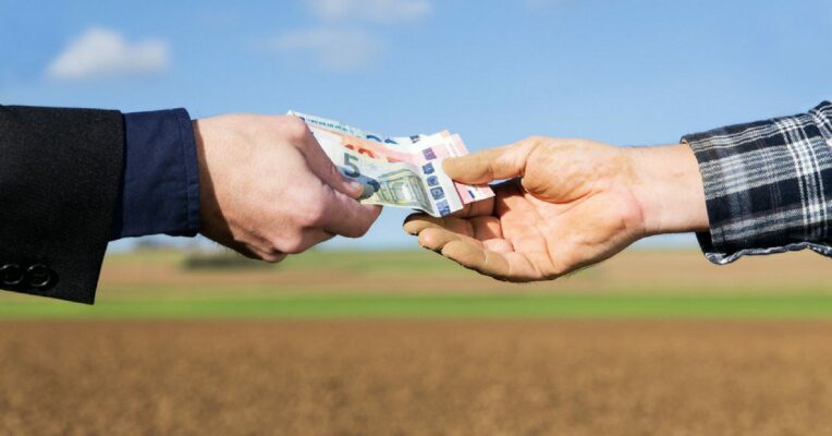 SC asks firm to deposit Rs 90 crores for purchasing Unitech's land