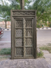 2025 में आपके घर के लिए 29 बेहतरीन मॉडर्न जालीदार दरवाजे के डिजाइन आइडिया