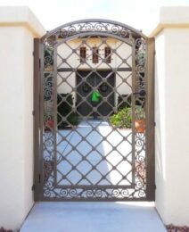 2025 में आपके घर के लिए 29 बेहतरीन मॉडर्न जालीदार दरवाजे के डिजाइन आइडिया