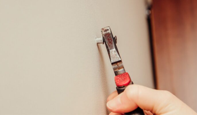 How to remove a stuck screw?