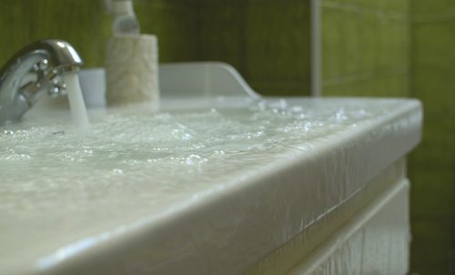 vastu-tips-effects-of-keeping-empty-bucket-in-bathroom