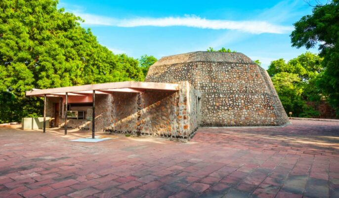 Which is the nearest metro to Nehru Planetarium?