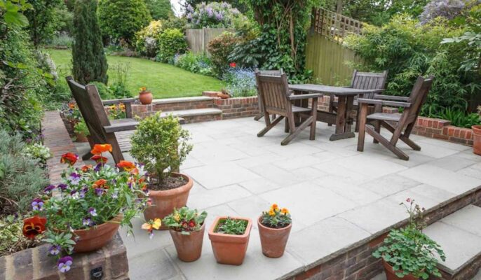 How to arrange pots on a patio Tips for right placement