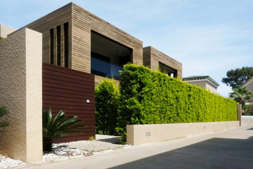 बाहरी घर के रंग #5: भूरा (ब्राउन) प्राकृतिक और मिट्टी जैसे रंगों की वापसी के साथ भूरा रंग आजकल घरों के बाहरी हिस्सों के लिए काफी लोकप्रिय हो गया है। यह दीवारों को लकड़ी जैसा प्राकृतिक रूप देता है और घर को स्वागतपूर्ण और कोमल आभा प्रदान करता है। भूरा रंग गर्मजोशी, स्थिरता, आराम, विकास और संभावनाओं का प्रतीक है, और यह घर की मजबूत नींव का संकेत भी देता है। इसलिए यह बाहरी दीवारों के लिए एक बेहद उपयुक्त ऑप्शन है।