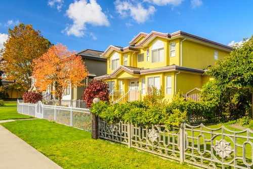 बाहरी दीवारों के रंग #6: पीला (Yellow) घर की बाहरी दीवारों पर पीला रंग लगाने से पूरे माहौल में तुरंत सकारात्मकता और ऊर्जा भर जाती है। यह रंग हमें खुश, उत्साहित और घर को आमंत्रित करने वाला महसूस कराता है। जो लोग चाहते हैं कि उनका घर भीड़ से अलग दिखे, वे चमकदार पीला रंग (Vibrant Yellow) चुन सकते हैं या फिर हल्का और सजीला प्रभाव देने के लिए सरसों जैसा पीला (Mustard Yellow) रंग इस्तेमाल कर सकते हैं। यह रंग घर की दीवारों को एक संतुलित और आनंदमय स्पर्श देता है, मानो यह आपके अपने निजी आश्रय की दीवारों पर मुस्कान बनकर खिल उठा हो।